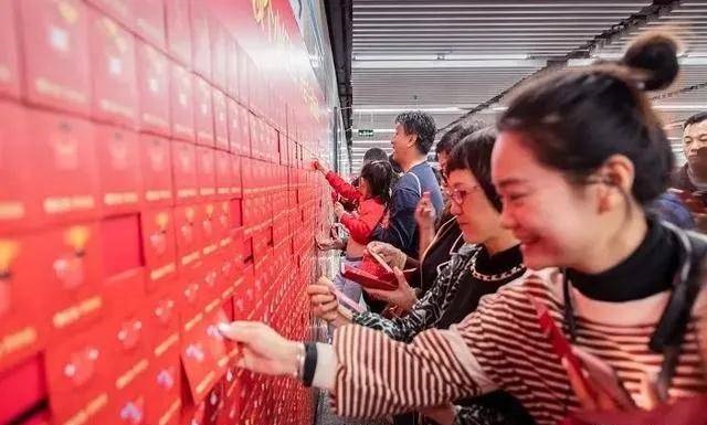 唯獨這些抓人眼球的戶(hù)外標識才配叫創(chuàng  )意！廣告主也滿(mǎn)意4