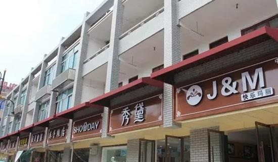 漫步街上，察覺(jué)商鋪標識千篇一律，統一式商店標牌有必要嗎？4