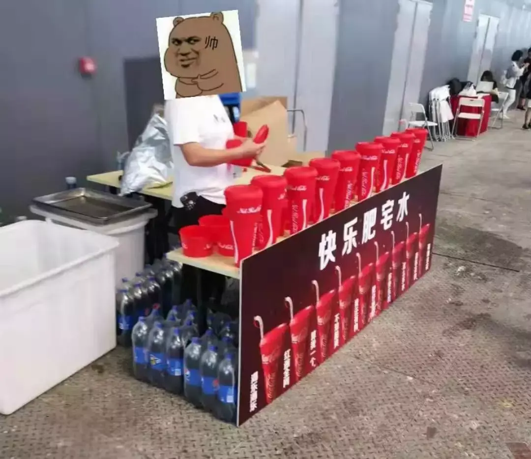 中國路邊的t型廣告牌，我能笑一年27